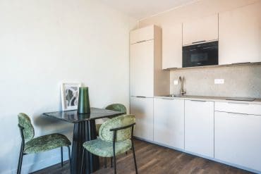 Appartement vue Place du marché Port Grimaud cuisine